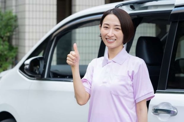 介護スタッフの女性も手伝ってくれた（画像はphotoAC）