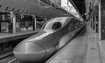 「混みあう新幹線で空席を探す、2人の子供を連れた母親。なんとか1席見つけたところでサラリーマンが...」（静岡県・40代男性）