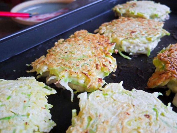 きっかけは友人宅でのお好み焼きづくり（画像はphotoAC）