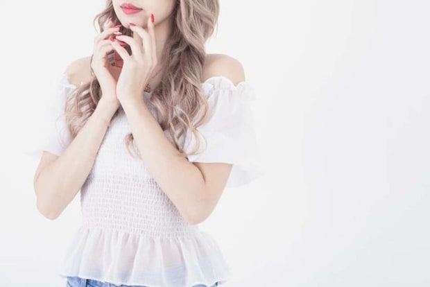 派手な感じの女性が（画像はphotoAC）