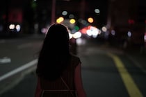 最終バスを逃し、家に帰れない女子高生。優しそうな青年に「何もしないし、ただ送ってあげるから」と言われて