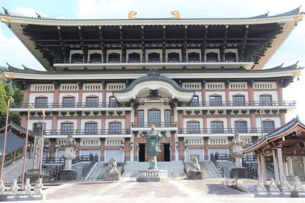 思わず見上げてしまう圧巻の大仏殿 （画像は編集部撮影）