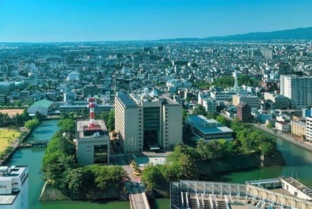 県庁と警察本部が石垣とお堀の中に！？全国でも珍しい福井城址 （画像はphotoACより）