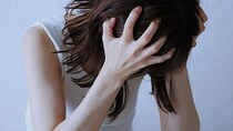 「電車の中で泣く赤ちゃんと、車内を歩いてあやす母親。私は思わず、ヒドい言葉を叫んでしまい」（大阪府・60代）