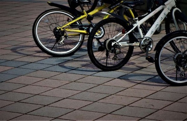 自転車が倒れて...（画像はphotoAC）