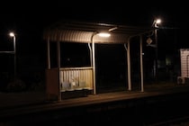 「お酒を飲みすぎて駅のベンチで横になっていた二十歳の私。そこに見知らぬ男性が近付いてきて...」（大阪府・60代女性）