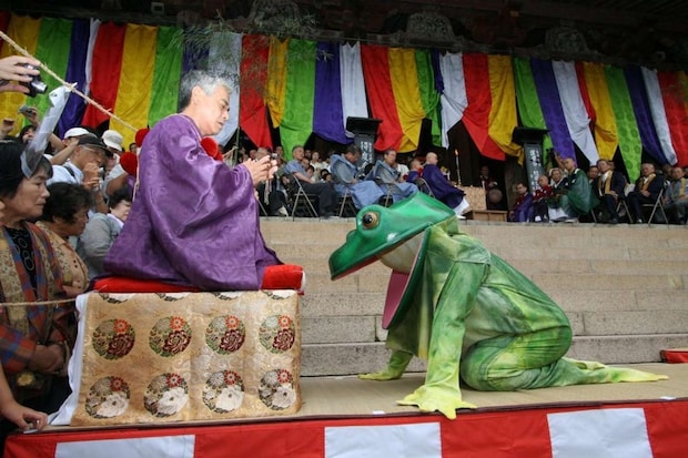 蔵王堂前で人間へ戻る「蛙飛びの儀式」 （写真提供：一般財団法人奈良県ビジターズビューロー）