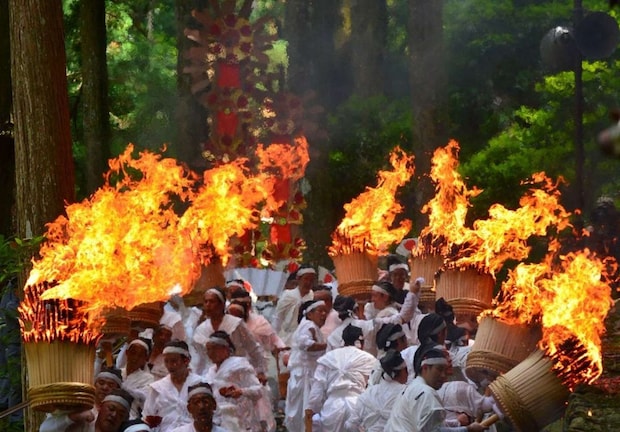 炎が上がる迫力の光景、これぞ日本三大火祭り（写真提供：(公社)和歌山県観光連盟 ）