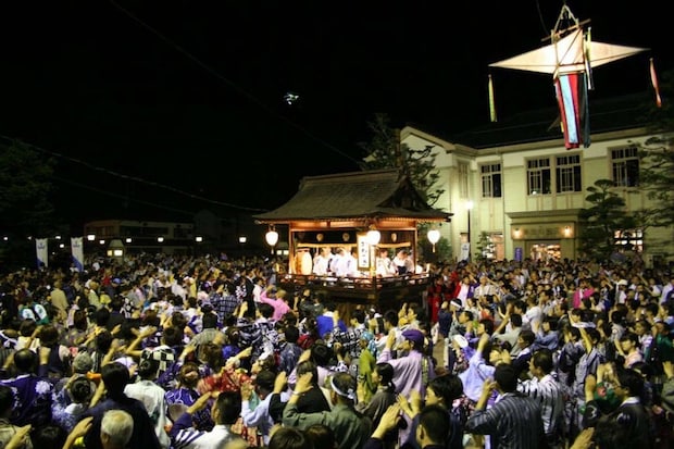 まるでディスコ！？　この熱気を見たら踊りたくなる （画像提供：（一社）郡上市観光連盟 ）