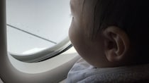 手のかかる1歳息子と飛行機に搭乗。座る前に前の席の人に「うるさくするかもしれません」と謝ると...
