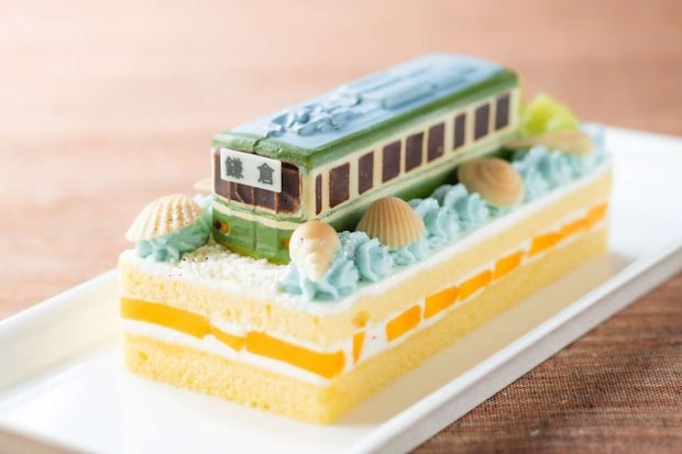 夏の湘南の海岸線を走る江ノ電をケーキで表現（画像提供：鎌倉プリンスホテル）