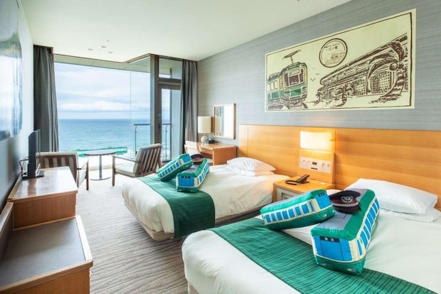 七里ヶ浜の海と江ノ電を同時に感じられる