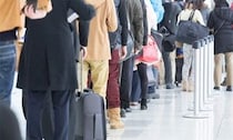 「ディズニーの行列からトイレのためにいったん離脱。戻って並びなおそうとしたら、後ろに並んでいた人が...」(東京都・40代女性)
