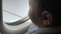 手のかかる1歳息子と飛行機に搭乗。座る前に前の席の人に「うるさくするかもしれません」と謝ると...
