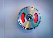 「脱衣所のトイレからスリッパのまま出ちゃった私。慌てて返しに戻ると、使用中の個室の下の隙間から...」（京都府・60代女性）