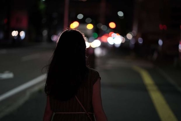 夜のバイトの帰りに...（画像はphotoAC）