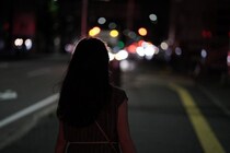 「夜のバイト帰りに知らない男に押し倒された。短大生だった私は声も出せなくて」（岩手県・50代女性）