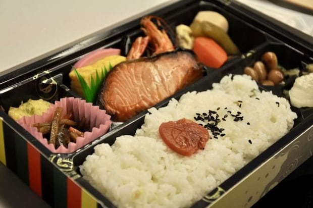 お兄さんが駅弁を食べると...(画像はphotoAC)