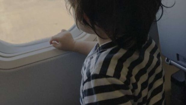 子連れで乗った飛行機で...（画像はphotoAC）