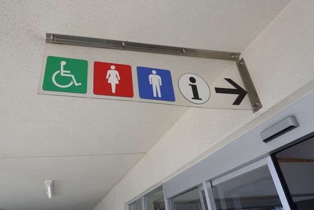 旅の途中でトイレに行ったら...(画像はphotoAC)