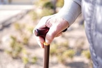 「杖をついて歩く父の前に、カップ麺の空容器。跨ごうとして転んだところを、通りすがりの男性に...」（東京都・50代女性）