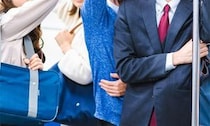 「3歳の息子の周りをぐるりと囲む男子学生たち。ディズニー帰りの満員電車で押しつぶされそうになっていると...」（北海道・30代女性）