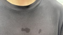 1歳児パパの服に浮かんだ〝かなシミ〟に20万人もん絶　「いつの日か懐かシミになりますね」