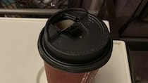 女性客の真っ白な上着を、コーヒーで汚してしまった車内販売員の私。罵声を浴びせられても当然の場面で言われたのは（神奈川県・60代男性）