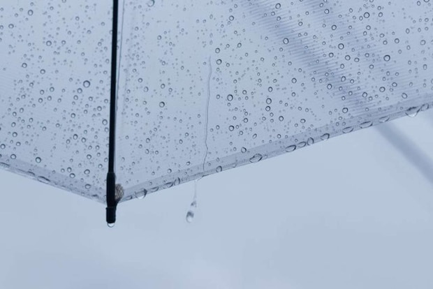 雨の日の親切に感謝(画像はphotoAC)