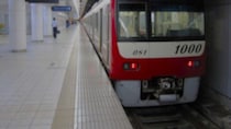 登山帰りの高齢者が仲間6人で電車に乗車。車内でバタバタしていると、隣の若い男性客が（神奈川県・70代女性）