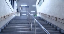 「階段で老人の荷物を持ってあげた私。『ゆっくり降りてね』と伝えて先に行くと、横から知らないおばちゃんが『あんた...』」（大阪府・50代男性）