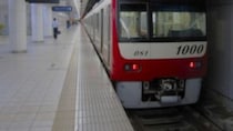 登山帰りの高齢者が仲間6人で電車に乗車。車内でバタバタしていると、隣の若い男性客が（神奈川県・70代女性）