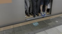 2歳息子と乗ってた電車に押し寄せてくる超大量の人の波。私と息子が絶叫していると、若いカップルの乗客が...（東京都・60代女性）