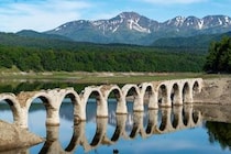 「崩壊する」と言われ続けて数十年　水没と出現を繰り返す〝幻の橋〟は、静かに朽ちゆく北海道の絶景地