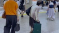 最後の同窓会のため、大混雑の東京駅へ荷物を抱えて繰り出した老母。ゆっくり階段を降りてたらスーツの男性が（東京都・50代女性）