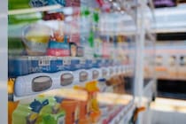自販機で電子決済に苦戦するベビーカー連れの母親。何度試しても上手くいかず、後ろに並んでた私は思わず...（埼玉県・20代女性）