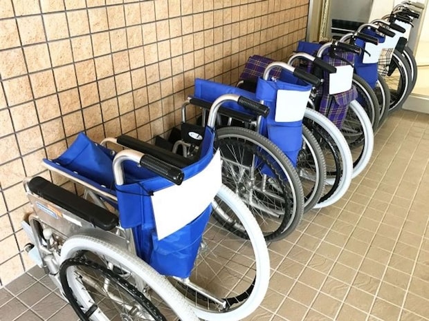 車椅子に乗せてもらって...（画像はphotoAC）