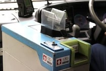旅先でバスから下車しようとしたら、運転手が「降りないほうがいい」。運賃箱を塞いでまで止めてきて...（神奈川県・60代男性）