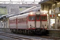 真夏でも扇風機しかない電車内　祖母を訪ねた一家の母がまるで家にいるような様子で娘に向かって（愛知県・70代以上男性）