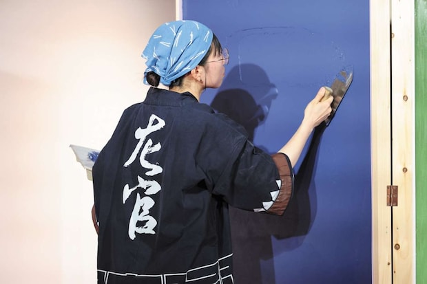 左官による壁塗り
