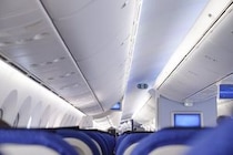 「幼い子供3人を連れて乗った飛行機。ちょろちょろ動き回る長男に、隣の女性客がゲンコツをくらわせて」（北海道・50代女性）