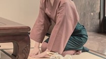 「旅行に私の母の遺影を持っていった妻。宿で床の間に飾っていると、夕食の準備に来た若い仲居が...」（東京都・60代男性）