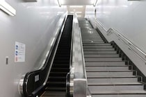 赤ん坊を抱き、ベビーカーを担いで駅の階段を降りる私。半分くらい行ったところで若い男性が...（埼玉県・50代女性）