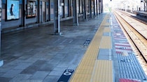 駅のホームでめまいがして、しゃがみこんだ中学生の私。そのすぐ隣にスーツの男性が座ってきて（千葉県・20代女性）