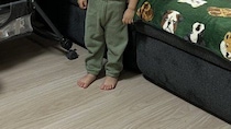かくれんぼの鬼が振り返ると...2歳娘が〝まさかの姿〟に　父「2～3分探しました」