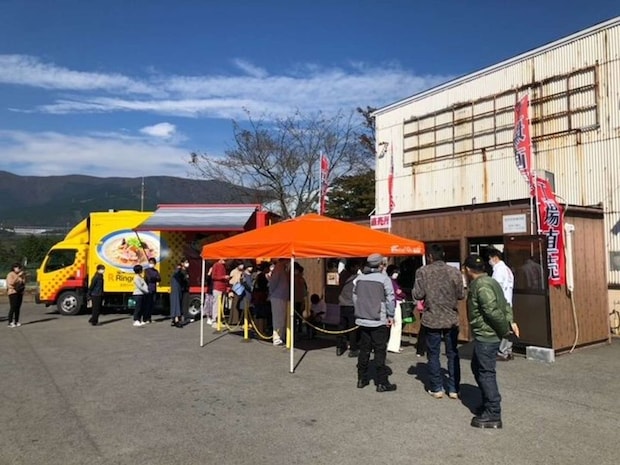お客さんでにぎわう「リンガーハット富士小山工場直売所」、再掲(画像提供:リンガーハット)