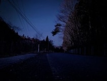 「修学旅行に途中参加する娘を送って行ったら、真っ暗な道で遭難状態。なんとか見つけた民家に助けを求めると、住人の男性が...」