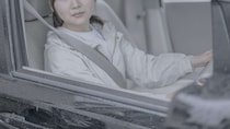幼い私を抱える母の横に止まった1台の車。中から見知らぬ女性が窓を開けて...（東京都・40代男性）