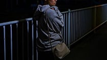真っ暗な夜道を歩いて帰ろうとしていた、女子大生の私。直前まで同じバスに乗ってた男性に声をかけられて（長野県・50代女性）