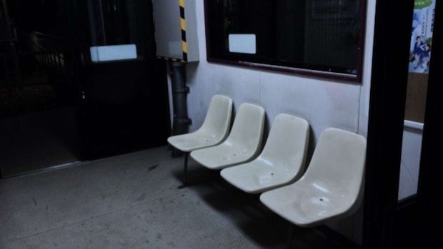 夜の無人駅で(画像はphotoAC)